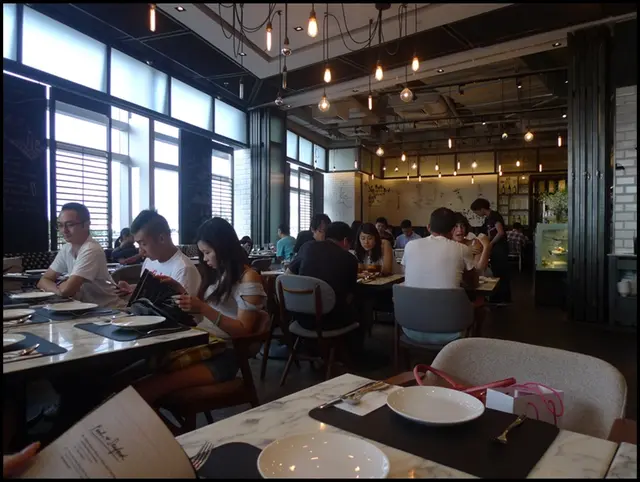 IFC Greyhound Cafe 環境寬敞，座位都寬落，檯同檯之間嘅距離有返咁上下。
