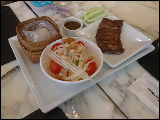 西冷牛睇得出廚師嘅功夫了得，可惜，食落牛肉比較乾，食唔出牛肉鮮味及質感。