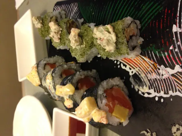 三文魚芒果卷、炸蝦沙律卷