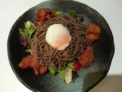 炸鸡肉温泉蛋荞麦冷面配日式西柚汁
