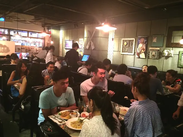 舖面不算太大，燈光暗淡