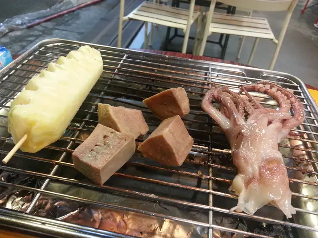 左起: 菠蘿, 厚切牛舌粒, 火箭大魷魚既身