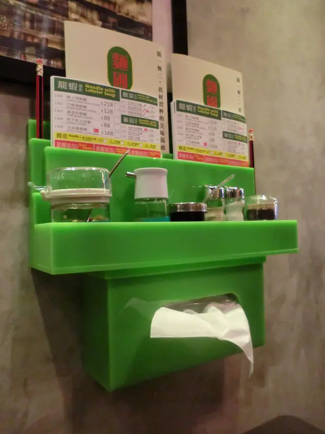 桌子旁邊紙巾、調味料齊備!