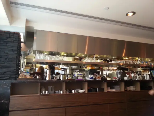 半開放廚房，有部泡冰機不斷泡冰，嘈