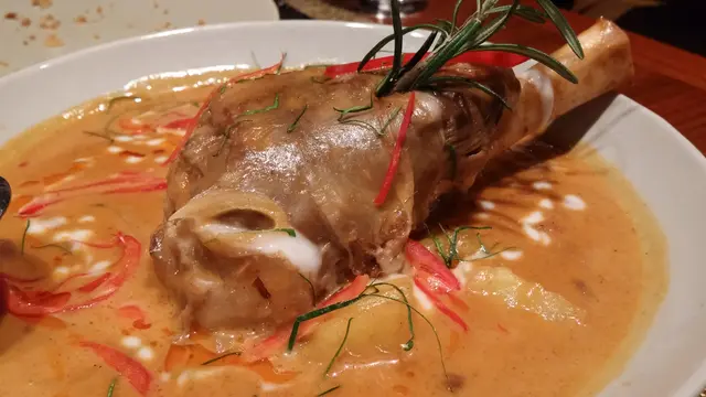 原來馬莎咖哩是不辣, 另外點解羊嘅顔色怪怪地的