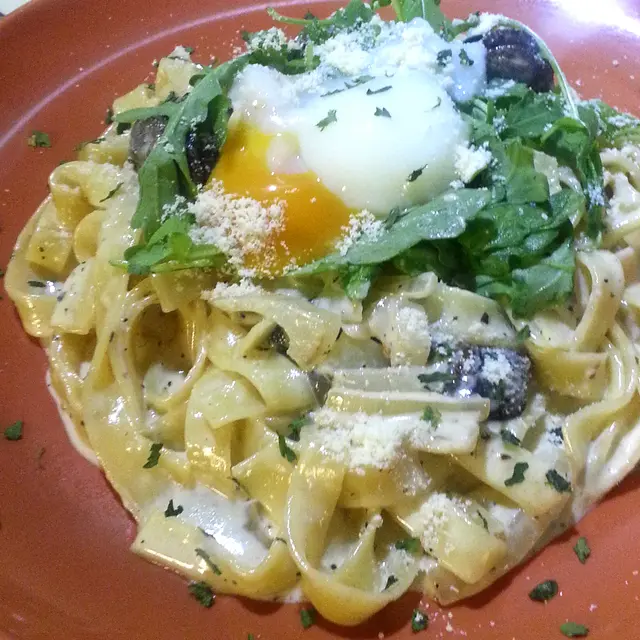 法式田螺野菌忌廉汁闊條麵配溫泉蛋