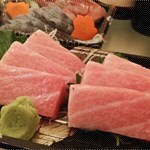 野生吞拿魚腩脂肪分布均勻，肥而不膩！