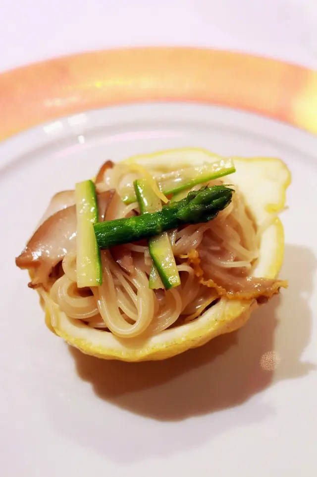 Angel hair with Sorrento lemon peels, abalone and green asparagus 天使幼麵配意大利檸檬、鮑魚伴青蘆筍