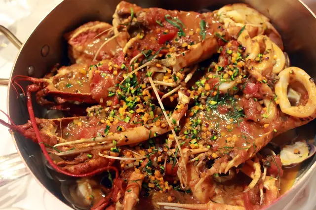 Casserole of fresh fish, mixed seafood and shellfish (for two) 精美海鮮大燴 (兩位用)