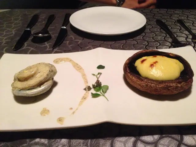 左邊既鮑魚係送既, 好淋, 右邊個菇好甜，好好味