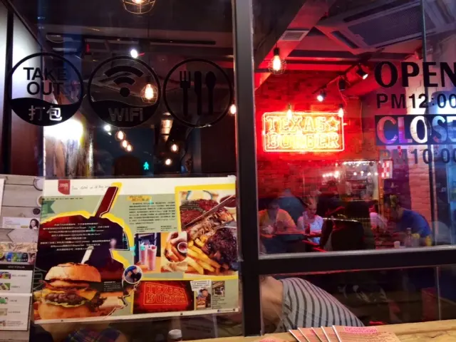 店內的霓虹燈營造了一絲夜店的感覺