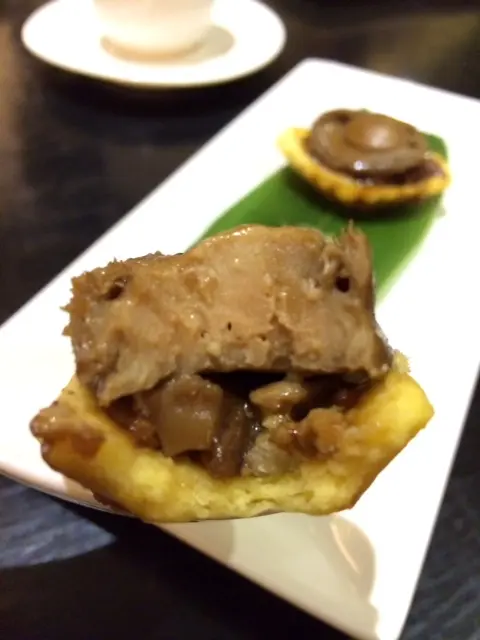 鮑魚雞粒酥 ($98/兩件)