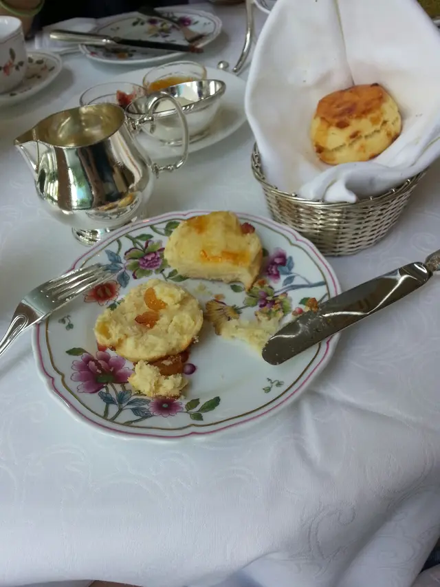 Scones放在精緻既碟上