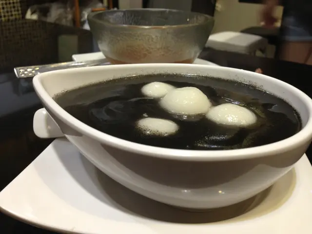芝麻糊配湯圓