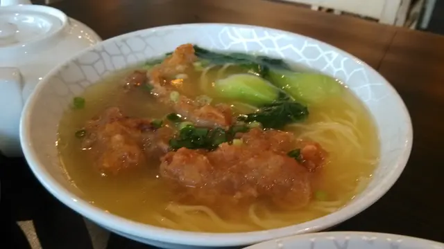 都是一般的水準。麵是擔擔麵的麵, 湯底是可以的, 但排骨被湯浸得有點過稔, 不過整體比擔擔麵好吃