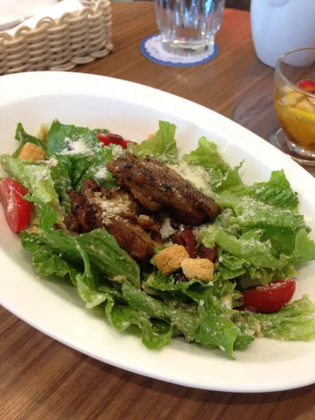 菜切得太大塊同埋唔夠新鮮，還有芝士粉太重手，沙律本身又無調味過。