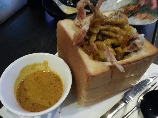 咖哩軟殼蟹配飽