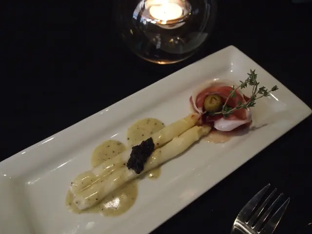 白露筍配西班牙火腿加黑松露荷蘭汁