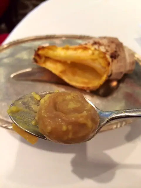 釀入餡料前，先以原粒蘑菇放入響螺內頂着