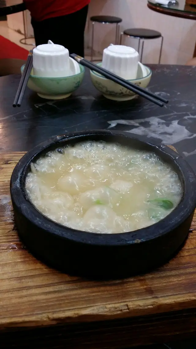 又是幾梳翅，芽菜芫荽都少！湯底跟大鮑翅沒分別！