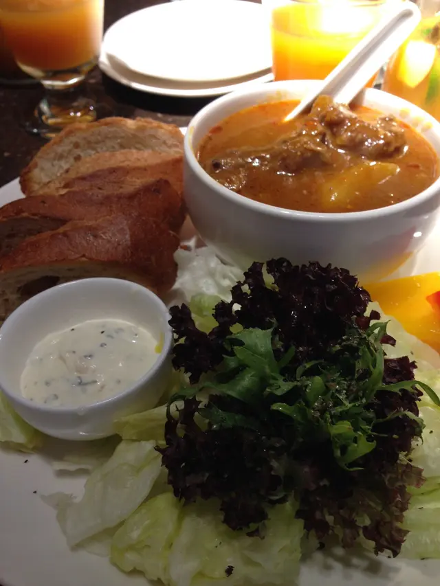 咖哩牛腩佐法國麵包