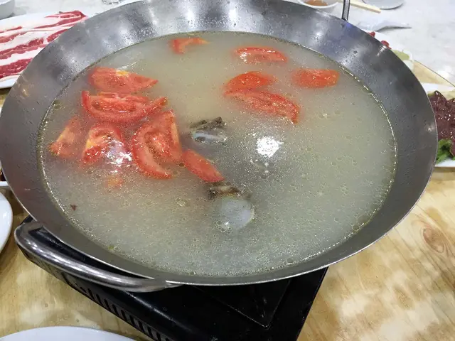 湯底清淡,欠番茄及豬骨味。