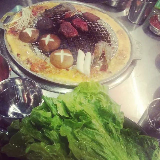 上肉了。叫套餐的好處 就是不只是烤肉。還有其他海鮮……腸……菇類等等。