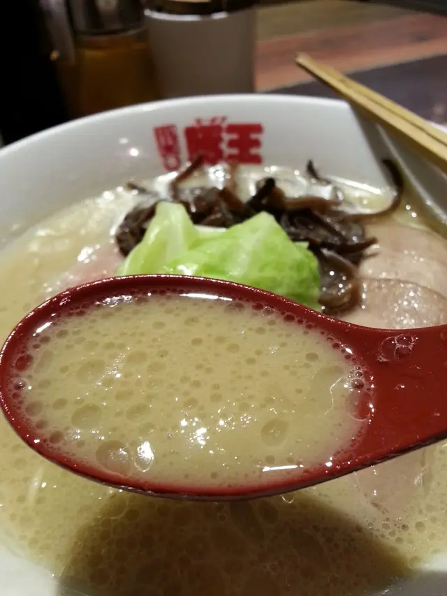 濃郁的豚骨湯底感覺厚重