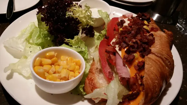 太鹹！牛角包唔夠鬆脆！