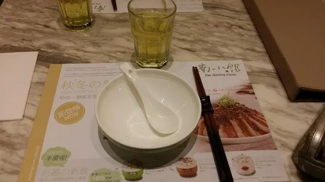 檯上有乾淨的餐具