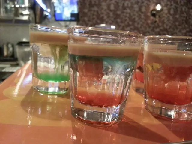 老虎仔送左每人一SHOT酒