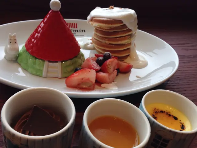 Pancake仲包埋朱古力慕絲,芒果布甸同焦糖燉蛋。