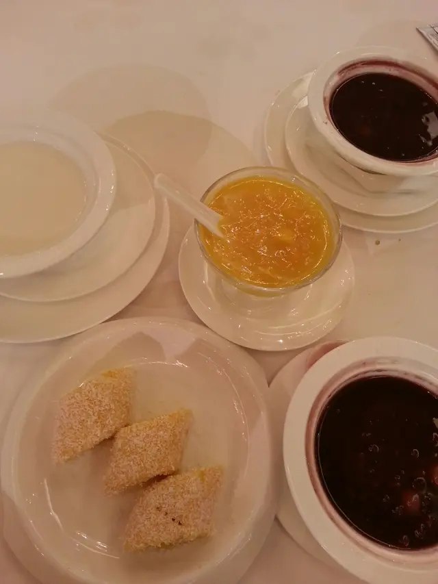 香芒糯米茲 $32/紅豆沙湯圓 $48/楊枝金露 $45/生磨杏仁茶 $45