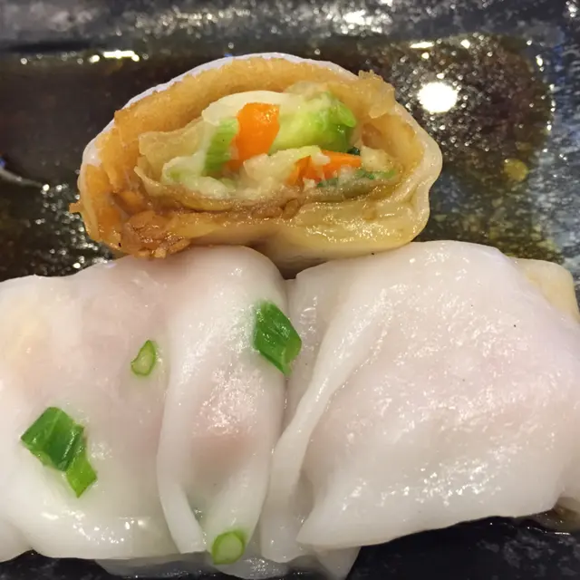 外軟滑的腸粉包著香脆的春卷,皮薄餡多