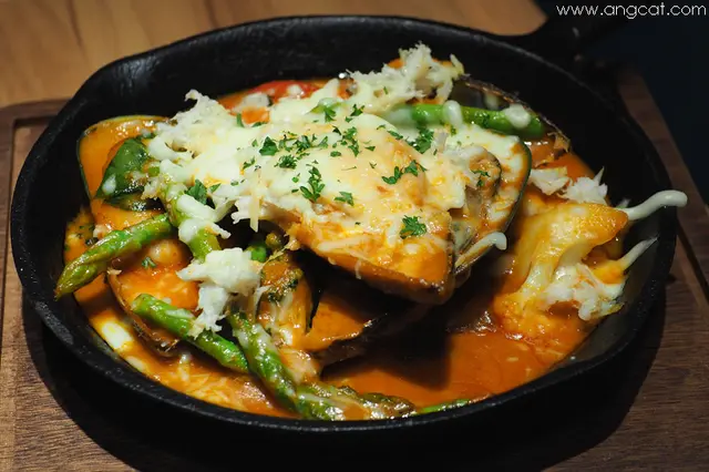 蟹肉焗青口配紅咖喱汁