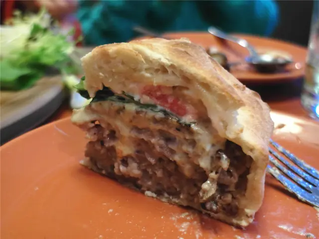 原來是以豬肉配合各種香料，加上芝士番茄等等新鮮蔬菜組成！  肉汁保留得很好，每口都是嫩嫩的，  這個份量足夠４～５人一起食用！味道非常香口，外皮能中和肉的飽肚感，  無論當作晚餐或是配以啤酒都岩食！