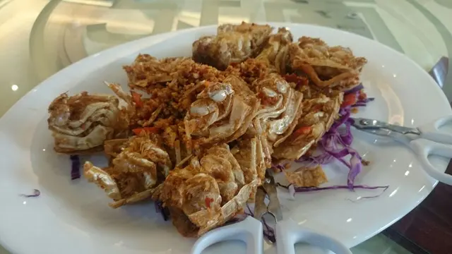 其實我一直不明白......為何這種很大一隻的瀨尿蝦賣那麼的貴...... 明明跟蝦一樣大少的就比蝦還要便宜好多...... 這次的椒鹽味道明顯不夠香, 還好超新鮮的蝦搶回不少分數 但著實這蝦也未算