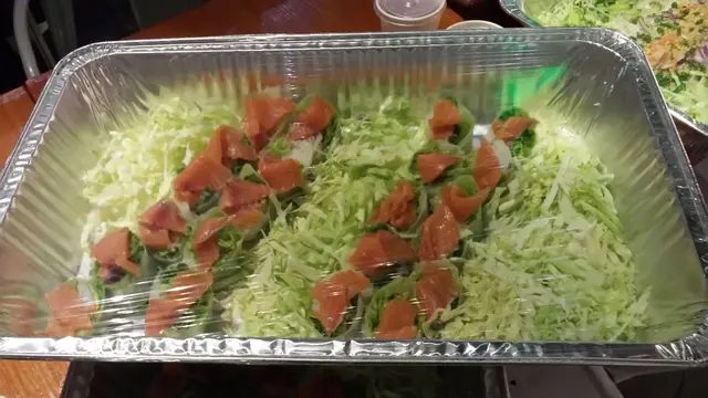 嘩！依個就叫煙三文魚檬纸卷，依個感覺好得意，生才包住啲檬粉