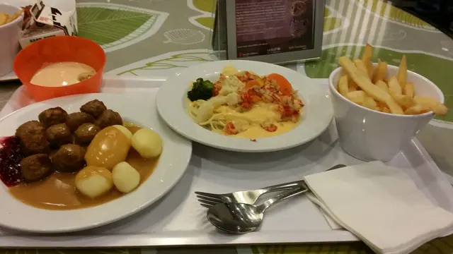 肉丸10粒加4粒薯仔，龍蝦仔意粉配芝士，薯條