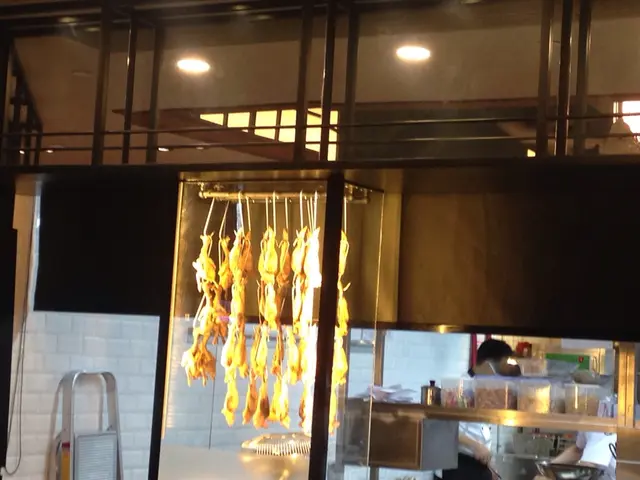 雞翼在櫃內風乾中