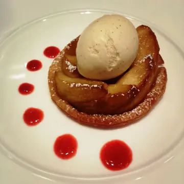 Tarte Tatin, pomme et calvados ($ 78)