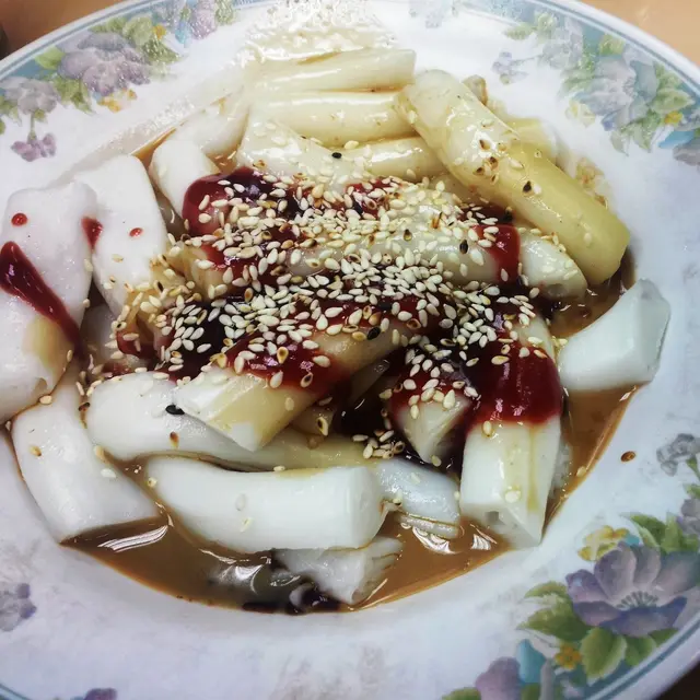 中腸粉六條 ($ 8)