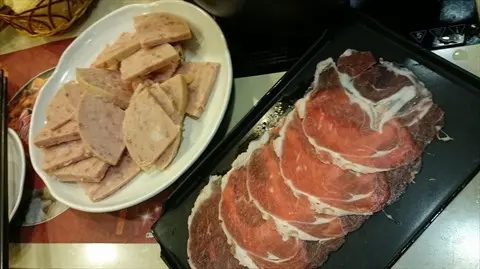呢d叫四人份量既午餐肉！！