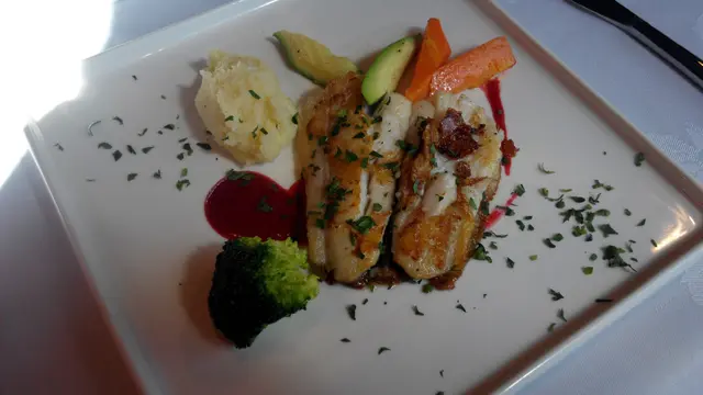 香煎比目魚扒配紅桑子汁