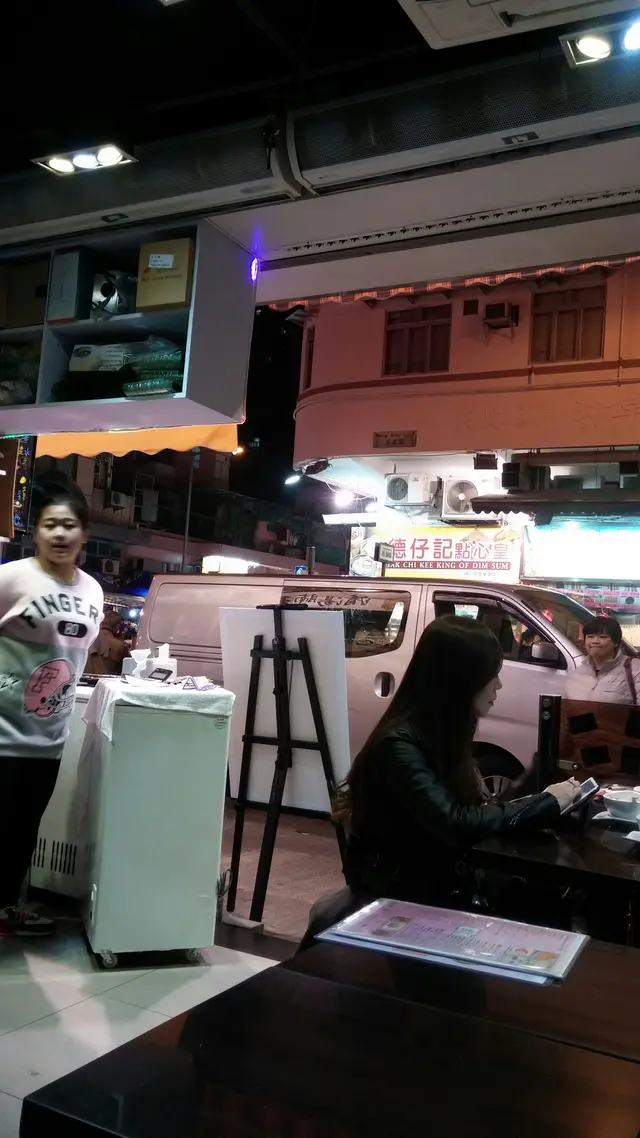 店面,粉紅衫就係唯一既店面姐姐,態度一流!