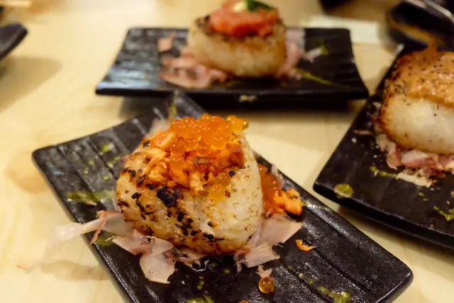 三文魚三文魚籽燒飯糰