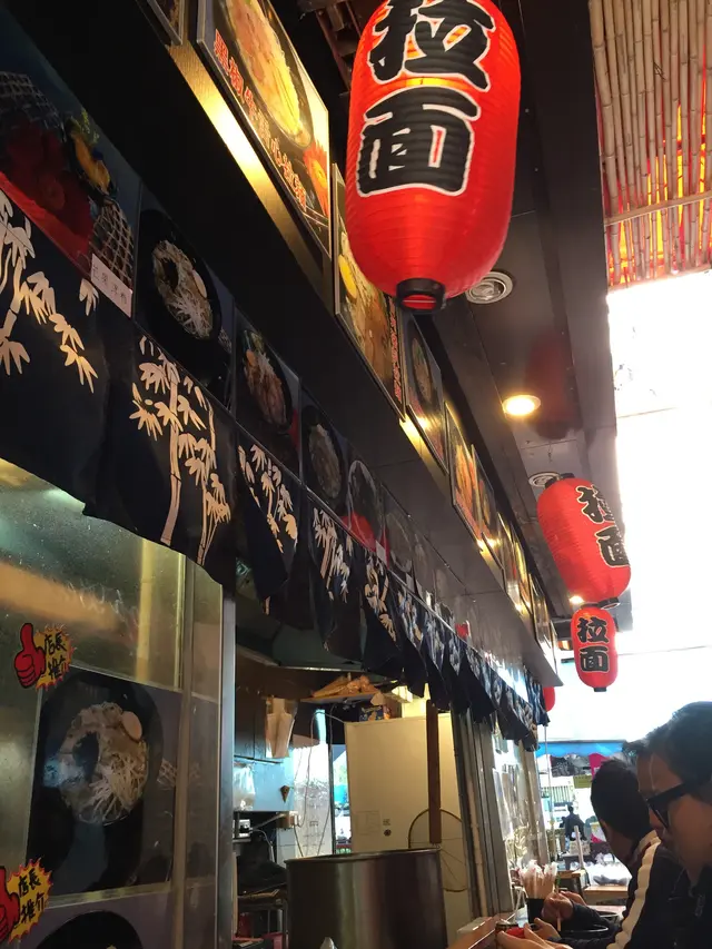 店子地方不錯大，大概10張椅子擺放在店子旁邊成一直線，再加上店子掛了一排布廉，感覺很有日式路邊風味！