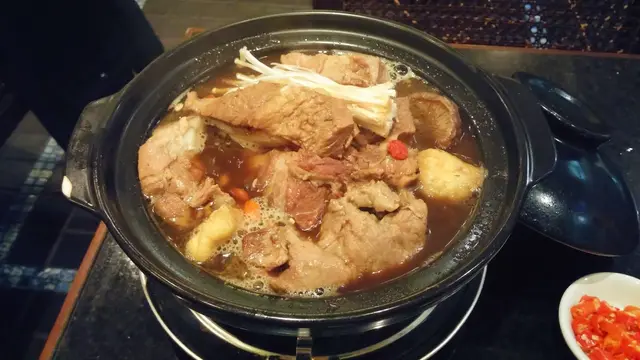 內有金菇、豆卜、支竹及冬菇等都吸湯汁食材