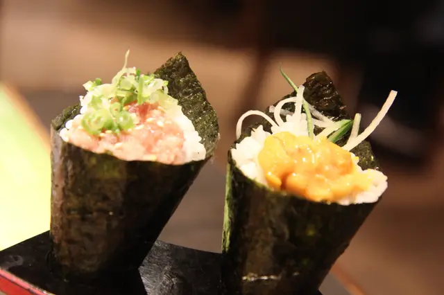 海膽手卷及香蔥吞拿魚腩手卷