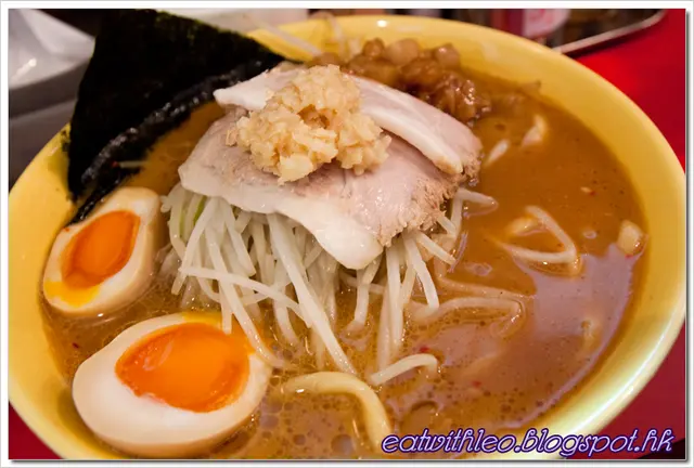 味噌骨湯夠香濃，粗麵彈牙蛋軟熟。蒜泥叉燒略普通，背脂肥美無嘮嘈。